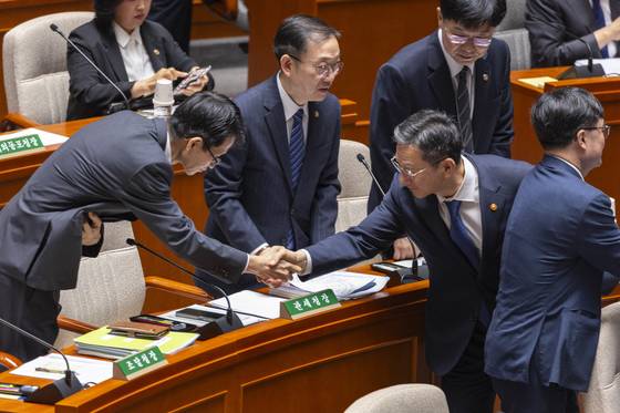 정성호 법무부 장관(오른쪽 두 번째)이 25일 서울 여의도 국회에서 열린 예산결산특별위원회전체회의에 출석해 정부 측 다른 참석자들과 인사하고 있다. 연합뉴스