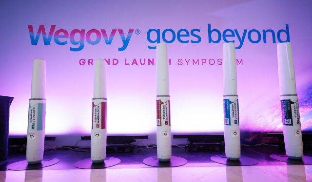 지난해 서울 시내 한 호텔에서 열린 덴마크 제약회사 노보 노디스크의 비만치료제 위고비 한국 출시 행사장에 위고비 모형이 놓여 있다. 연합뉴스