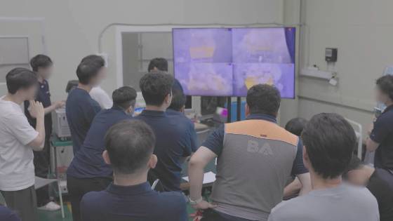 비에이에너지 임직원들이 열폭주 진압 테스트를 지겨보고 있다/사진제공=비에이에너지