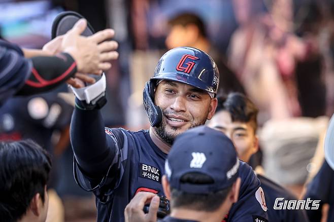 24일 NC를 상대로 선제 결승 3점 홈런을 날린 롯데 레이예스. 롯데 자이언츠