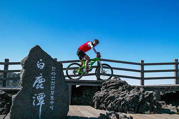 2013년 10월 백두대간을 MTB로 완주한 것을 기념해 한라산도 자전거를 지고 올랐다. 백두산 천지를 자전거를 타고 오른 적이 있으니 백두에서 한라까지를 성공한 것이다. 기념 사진 촬영을 위해 정상에서 직원에게 허가를 받고 타는 척만 했다.