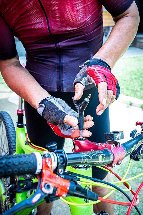 직접 MTB를 분해하는 시범을 보이고 있다.