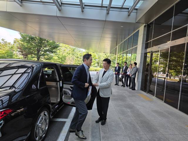 이재용 삼성전자 회장이 24일 서울김포비즈니스항공센터(SGBAC)를 통해 출국길에 오르고 있다. 이 회장 등 재계 총수들은 25일(현지시간) 미국 워싱턴DC에서 열리는 한미 정상회담 경제사절단으로 동행한다. 서종갑 기자