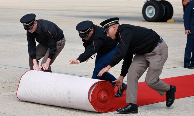 이재명 대통령 워싱턴DC 도착, 레드카펫 설치하는 기지 관계자들 (워싱턴=연합뉴스) 홍해인 기자 = 한미 정상회담을 위해 미국을 방문한 이재명 대통령이 24일(현지시간) 미국 워싱턴DC 앤드루스 공군기지에 도착한 뒤 기지 관계자들이 레드카펫을 깔고 있다. 2025.8.25 hihong@yna.co.kr (끝) <저작권자(c) 연합뉴스, 무단 전재-재배포, AI 학습 및 활용 금지>