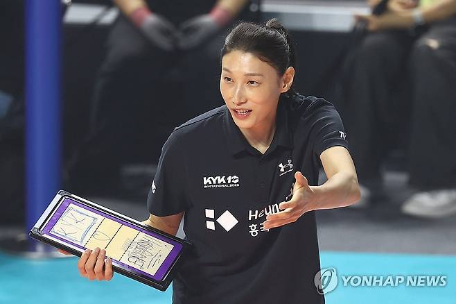 작전 지시하는 김연경 감독 (인천=연합뉴스) 서대연 기자 = 2024-2025시즌을 끝으로 현역생활을 마감한 '배구 여제' 김연경이 18일 인천 삼산월드체육관에서 열린 여자배구 세계올스타전 'KYK 인비테이셔널 2025'에서 스타 팀 감독으로 나서 선수들에게 지시를 내리고 있다. 2025.5.18 dwise@yna.co.kr