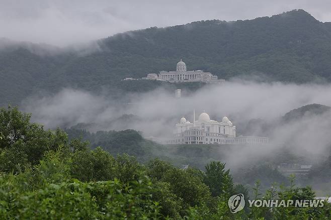 김건희 특검, 통일교 압수수색 (가평=연합뉴스) 임병식 기자 = 김건희 여사의 각종 의혹들을 수사하는 민중기 특별검사팀이 통일교 시설과 관계자를 대상으로 압수수색에 나선 18일 오전 경기도 가평군 통일교 본부에 비구름이 걸려 있다. 2025.7.18 andphotodo@yna.co.kr