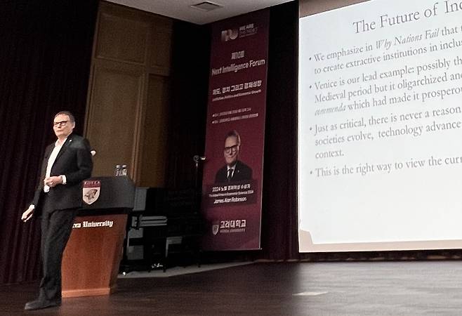 특별강연에 나선 제임스 로빈슨 미국 시카고대 정치학과 교수 (서울=연합뉴스) 최윤선 기자 = 2024년 노벨경제학상 수상자인 제임스 로빈슨 미국 시카고대 정치학과 교수가 고려대 대강당에서 강연하고 있다. 2025.8.25 ysc@yna.co.kr