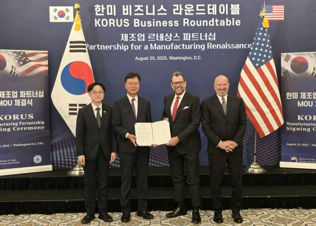 삼성중공업은 25일(현지시간) 한미정상회담이 열린 미국 워싱턴 DC에서 비거 마린 그룹(Vigor Marine Group)과 전략전 파트너십(MOU)를 체결했다. 왼쪽부터 김정관 한국 산업통상자원부 장관, 최성안 삼성중공업 대표이사, 프란체스코 발렌테(Francesco Valente) 비거마린그룹 대표이사, 하워드 러트닉(Howard Lutnick) 미국 상무부 장관. 삼성중공업 제공