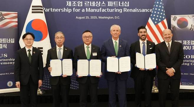 김정관 산업통상자원부 장관(왼쪽부터), 박지원 두산에너빌리티 회장, 황주호 한수원 사장, 클레이 셀(Clay Sell) 엑스-에너지 CEO, 섀넌 켈로그(Shannon Kellogg) AWS 부사장, 하워드 러트닉(Howard Lutnick) 미국 상무부 장관이 25일(현지시각) 미국 워싱턴 D.C.에서 ‘한미 비즈니스 라운드 테이블’ 직후 진행된 SMR 사업협력을 위한 양해각서(MOU) 체결식에서 참석자들이 기념촬영을 하고 있다. 두산에너빌리티