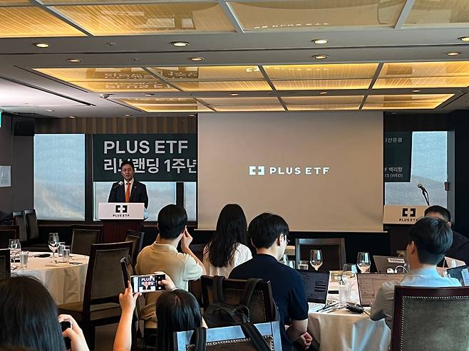 최영진 한화운용 최고마케팅책임자(CMO)가 23일 오전 서울 여의도 63스퀘어에서 열린 ‘PLUS ETF 리브랜딩 기자간담회’에서 1년간의 성과를 공유하고 있다./ 조은서 기자