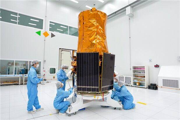 쎄트렉아이가 자체 개발한 초고해상도 위성 '스페이스아이티'(SpaceEye-T)를 최종 점검하는 연구진./쎄트렉아이