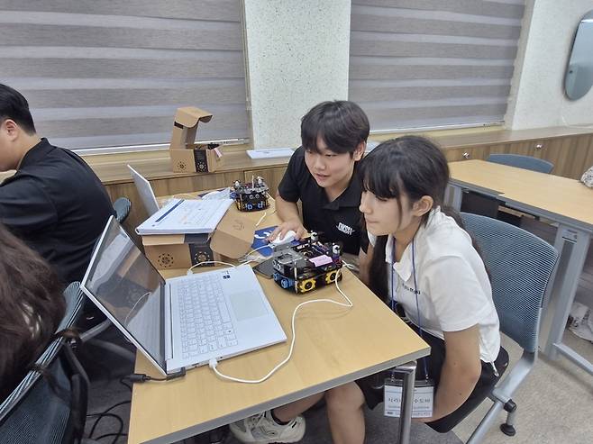 한국과 우즈베키스탄 학생이 국경을 넘어 협업해 로봇을 움직이는 코드를 작성하고 있다.(사진=권미현 기자)
