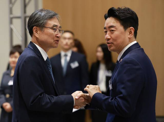 강훈식 대통령비서실장(오른쪽)과 조현 외교부 장관이 24일(현지시간) 미국 워싱턴의 한 호텔에서 열린 동포 만찬 간담회에서 대화하고 있다. 연합뉴스