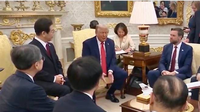 이재명 대통령과 도널드 트럼프 대통령이 백악관에서 회담을 진행하고 있다. (도널드 트럼프 대통령 SNS)