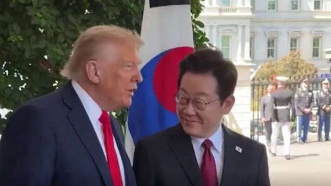 도널드 트럼프 미국 대통령과 이재명 대통령이 백악관 앞에서 환담하고 있다. (도널드 트럼프 대통령 SNS)