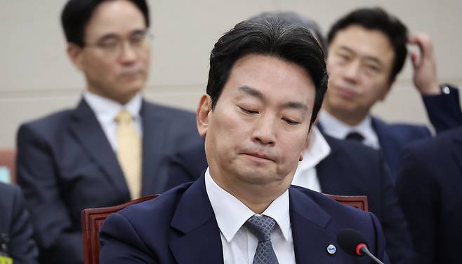 박장범 KBS 사장이 방송법에 대해 위헌 소송 등 법적 자문을 받고 있다고 발언해 파장이 예상된다. 개정된 방송법이 시행된 26일 서울 여의도 국회에서 열린 과학기술정보방송통신위원회 전체회의에서 박 사장이 질의에 답변하고 있다. /연합뉴스