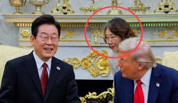 한미 정상회담 통역하는 이연향 美국무부 통역국장. 연합뉴스