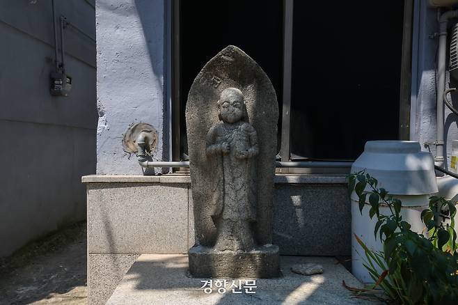 일제강점기 부산 영도에는 유곽거리가 있었다. 이곳에 일본군 위안소가 있었다는 증언이 나오지만 현재는 흔적조차 찾을 수 없다. 사진은 지난 1일 옛 유곽거리였던 골목 한편에 세워져 있는 불상/권도현 기자