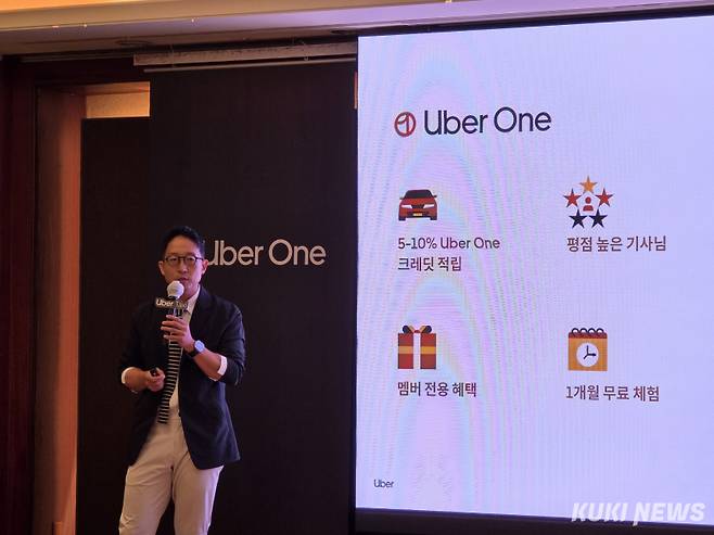 송진우 우버 택시코리아 총괄이 26일 서울 중구 롯데호텔 서울에서 우버 택시 기자간담회를 통해 ‘우버 원’에 대해 설명하고 있다. 정우진 기자