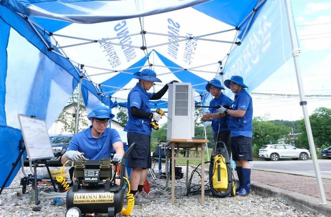 수해지역에 파견된 삼성전자서비스 수해 복구 특별 점검 서비스팀. / 사진=삼성전자서비스