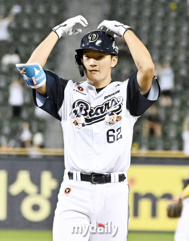 22일 오후 서울 잠실야구장에서 진행된 '2025 프로야구 KBO리그' 두산베어스와 KT위즈의 경기. 두산 안재석이 5회말 2사 1,3루서 1타점 적시타를 터뜨린 뒤 환호하고 있다./마이데일리