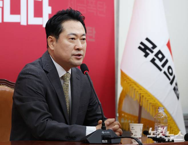 국민의힘 장동혁 신임 당대표가 26일 오전 국회에서 기자회견을 갖고 취재진의 질문에 답하고 있다. 황진환 기자