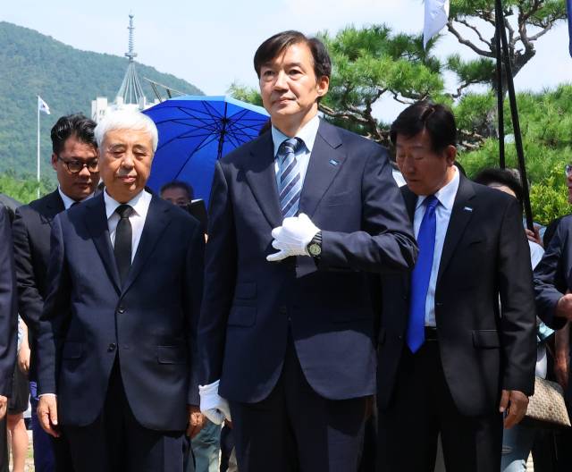 ▲조국혁신당 조국 전 대표가 24일 부산 중구 부산민주공원을 찾아 참배하고 있다. 부산민주공원은 조 전 대표가 조국혁신당 창당 선언을 한 장소다. ⓒ연합뉴스
