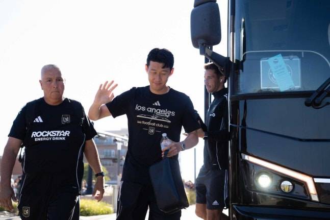 ▲ 데뷔 3경기에서 페널티킥 유도 →어시스트→프리킥 골로 이어지는 퍼포먼스를 펼친 손흥민은 단숨에 ‘MLS 이주의 팀’ 단골 멤버가 됐다. 팀 동료 은코시 타파리는 “손흥민의 첫 3경기는 마치 루브르 박물관에 전시해도 될 예술”이라며 극찬했다. ⓒ LAFC