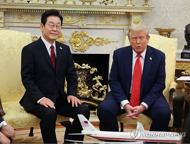 이재명 대통령, 한·미 정상회담 (워싱턴=연합뉴스) 한상균 기자 = 이재명 대통령이 25일(현지시간) 미국 워싱턴 DC 백악관 오벌오피스에서 도널드 트럼프 미국 대통령과 한미 정상회담을 하고 있다. 2025.8.26 xyz@yna.co.kr