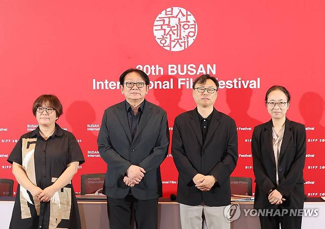 제30회 부산국제영화제 개최 기자회견 (부산=연합뉴스) 박성제 기자 = 부산국제영화제 집행위원회가 제30회 부산국제영화제 개막을 앞둔 26일 오전 부산 영화의전당 시네마운틴에서 개최 기자회견을 마무리한 뒤 기념 촬영을 하고 있다. 왼쪽부터 김영덕 아시아콘텐츠&필름마켓, 박광수 부산국제영화제 이사장, 정한석 집행위원장, 박가언 수석 프로그래머.
다음 달 17일부터 열흘 동안 열리는 영화제에서는 328편의 작품이 상영된다. 2025.8.26 psj19@yna.co.kr