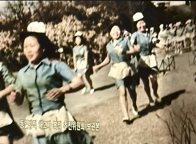 1978년 2월21일 인천 동구 만석동 동일방직 공장에서 회사 측 구사대가 노동조합 대의원 투표에 참여하려던 여성 노동자들에게 인분을 뿌린 ‘똥물 테러’ 사건이 일어났다는 소식을 들은 조합원들이 노조 사무실로 달려가고 있다. /동일방직해고자복직추진위원회 제공