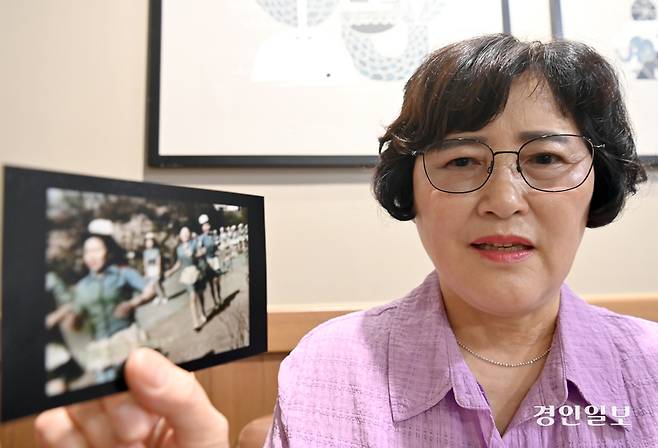 지난 22일 오후 경기도 고양시 일산 자택 인근에서 만난 김용자 동일방직해고자복직추진위원회 대표가 1978년 이른바 ‘똥물 테러 사건’ 당시 상황을 설명하고 있다. 2025.8.22 /김용국기자 yong@kyeongin.com