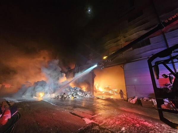 3월 10일 오후 김해시 한림면 자원순환시설에서 불이 나 3억 원가량 재산피해를 냈다. 자료 사진으로 전기 화재와 직접적인 연관성은 알 수 없음. /경남소방본부