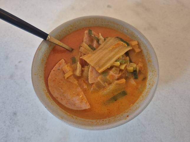 호밍스 초간편 국물요리 '부대찌개'. 햄과 소시지, 김치가 듬뿍 들어 있다./사진=김아름 기자 armijjang@