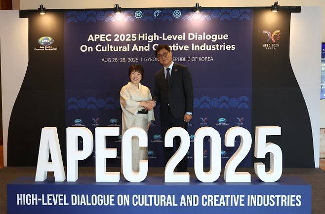 최휘영 문화체육관광부 장관이 27일 ‘APEC 문화산업고위급대화’가 열리고 있는 경북 경주 힐튼호텔에서 아베 토시코 일본 문부과학대신과 양자회담을 마치고 기념촬영을 하고 있다. (사진=문체부 제공).