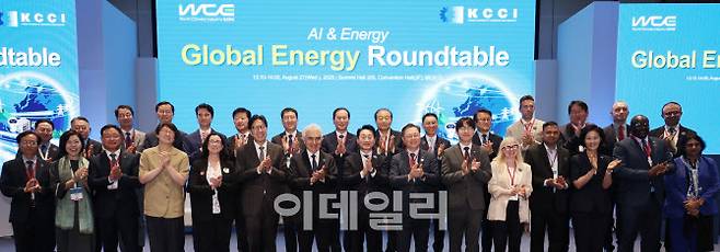 대한상의는 27일 부산 해운대구 벡스코(BEXCO)에서 ‘기후산업국제박람회(WCE) 2025’를 개최했다. 글로벌 에너지 라운드 테이블에 주요 관계자들이 참석해 기념사진을 찍고 있다. (사진=대한상의)