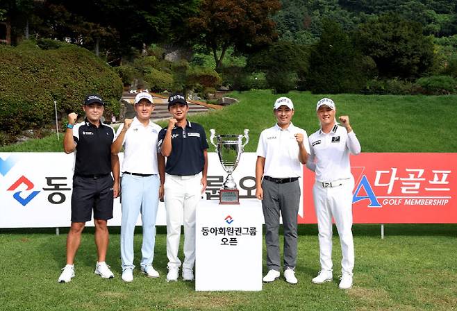 27일 경기 광주시 강남300 컨트리클럽에서 열린 KPGA 투어 동아회원권그룹 오픈 포토콜에 참석한 선수들이 선전을 다짐하고 있다. 왼쪽부터 이태훈, 김백준, 옥태훈, 이동민, 허인회. (사진=KPGA)