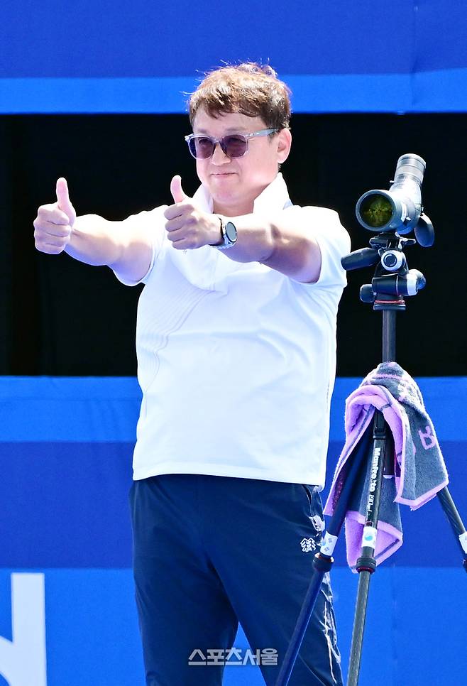 남자 양궁 대표팀의 박성수 감독이 지난해 7월 29일(한국시간) 프랑스 파리 앵발리드에서 열린 2024 파리올림픽 양궁 남자 리커브 단체 일본과의 8강전에서 선수들을 향해 엄지를 치켜 세우고 있다. 파리 | 박진업 기자 upandup@sportsseoul.com