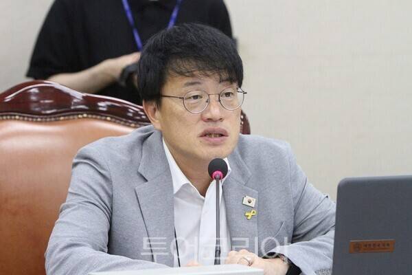 27일 오전 서울 여의도 국회에서 열린 제428회국회(임시회) 보건복지위원회 제2차 전체회의에서 박주민 보건복지위원장이 발언하고 있다.