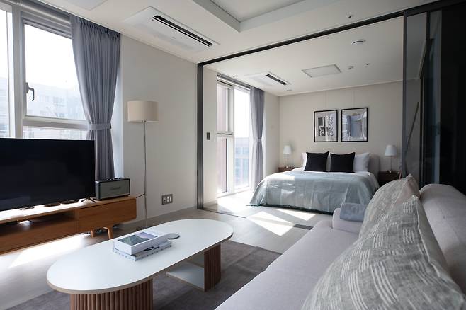 블루그라운드코리아가 운영하는 서울 영등포구 여의도동 '시그니티 여의도'. 일부 호실에서는 거실에서 한강을 볼 수 있고 여의도 한강공원과 여의도공원이 가까워 산책과 운동을 즐기기에 좋다. 주변에 국내외 대기업이 많아 단기 임대 수요가 꾸준하다. /블루그라운드코리아