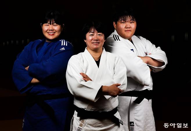 한국 여자 유도의 새로운 전성기를 열어갈 정성숙 감독(가운데)과 김하윤(왼쪽), 이현지가 나란히 포즈를 취했다. 진천=양회성 기자 yohan@donga.com
