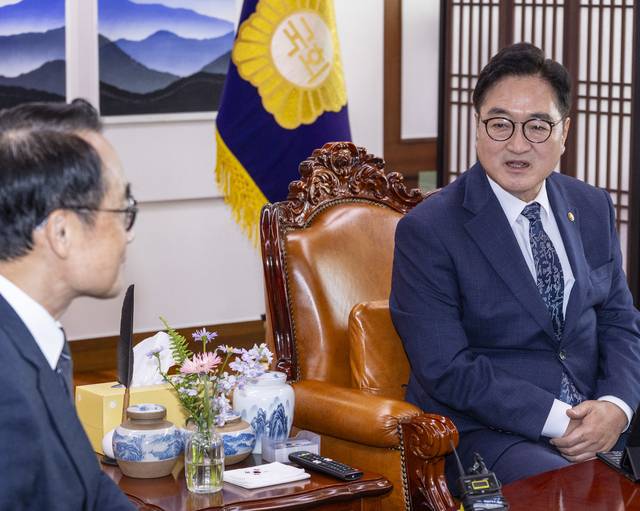 우원식 국회의장이 27일 국회 본청에서 취임 인사차 예방해 온 허철훈(왼쪽) 중앙선거관리위원회 사무총장을 접견하면서 12·3 비상계엄 사태 당시 계엄군이 침투한 국회와 선관위 상황에 대해 말하고 있다.<연합뉴스 사진>