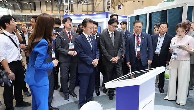 27일 부산 벡스코에서 개막한 기후산업국제박람회 2025에 김민석 국무총리, 박형준 부산시장, 박일준 대한상의 상근부회장 등이 전시기술 및 제품들에 대해 설명을 듣고 있다. 상의 제공