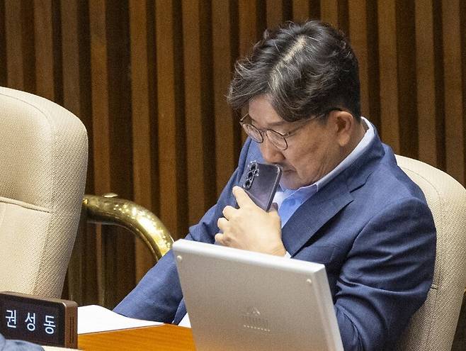 권성동 국민의힘 의원이 지난 4일 국회에서 열린 본회의에 참석해 자리에 앉아 생각에 잠겨 있다. 연합뉴스