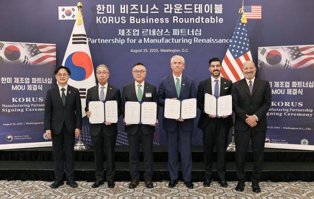 황주호 한국수력원자력 사장이 25일 미국 워싱턴DC에서 아마존 웹서비스(AWS), 엑스 에너지, 두산에너빌리티와 미국 SMR 프로젝트에 협력을 위한 업무협약을 체결한 후 기념 촬영하고 있다. 왼쪽부터 김정관 산업통상자원부 장관, 박지원 두산에너빌리티 회장, 황주호 한국수력원자력 사장, 제프리 클레이 셀 엑스 에너지 최고경영자(CEO), 레이 포코우리 AWS 에너지정책 관리자, 하워드 러트닉 미국 상무부 장관. 한국수력원자력 제공