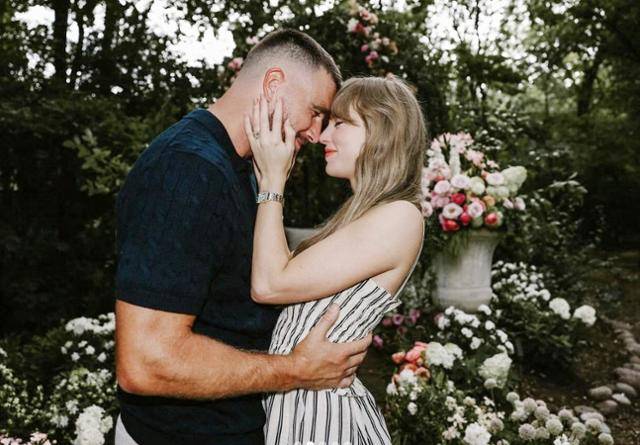 테일러 스위프트가 "당신의 영어 선생님과 체육 선생님이 결혼합니다"라는 글과 함께 트래비스 켈시와의 약혼 소식을 알리며 26일 인스타그램에 올린 프로포즈 사진. 테일러 스위프트 인스타그램 캡처