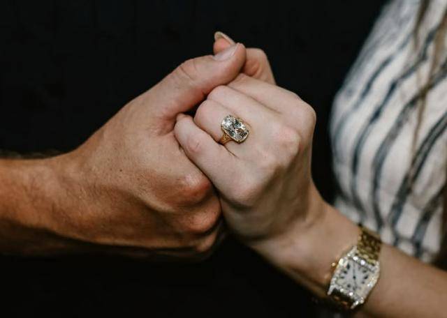 스위프트(오른쪽)가 약혼 반지를 끼고 켈시 손을 잡은 모습. 스위프트 인스타그램 캡처