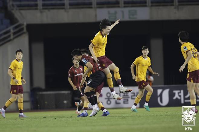 부천(빨간 유니폼)과 광주의 2025 하나은행 코리아컵 준결승 2차전 경기 장면. 사진=KFA