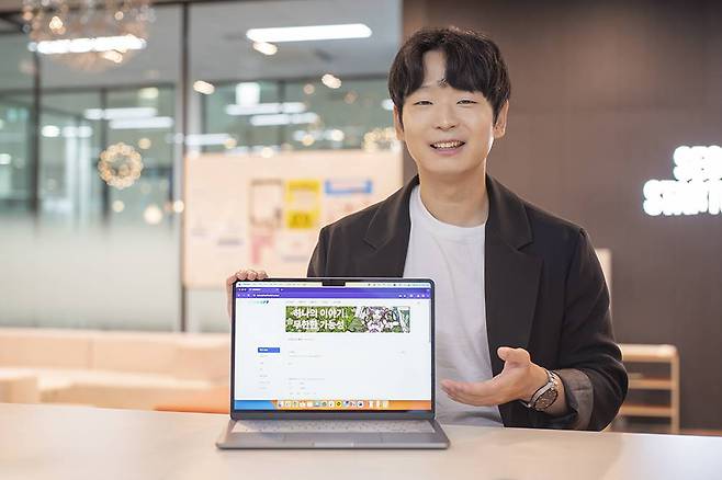 윤광식 대표가 웹툰 작가 매칭 플랫폼 ‘스피노프’의 구동 방식을 설명 중이다 / 출처=IT동아