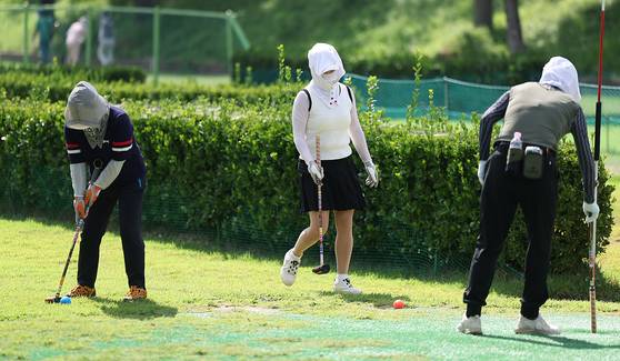 폭염이 이어진 지난달 31일 대구 북구 강변파크골프장에서 시민들이 모자 등을 쓰고 파크골프를 즐기고 있다. 연합뉴스